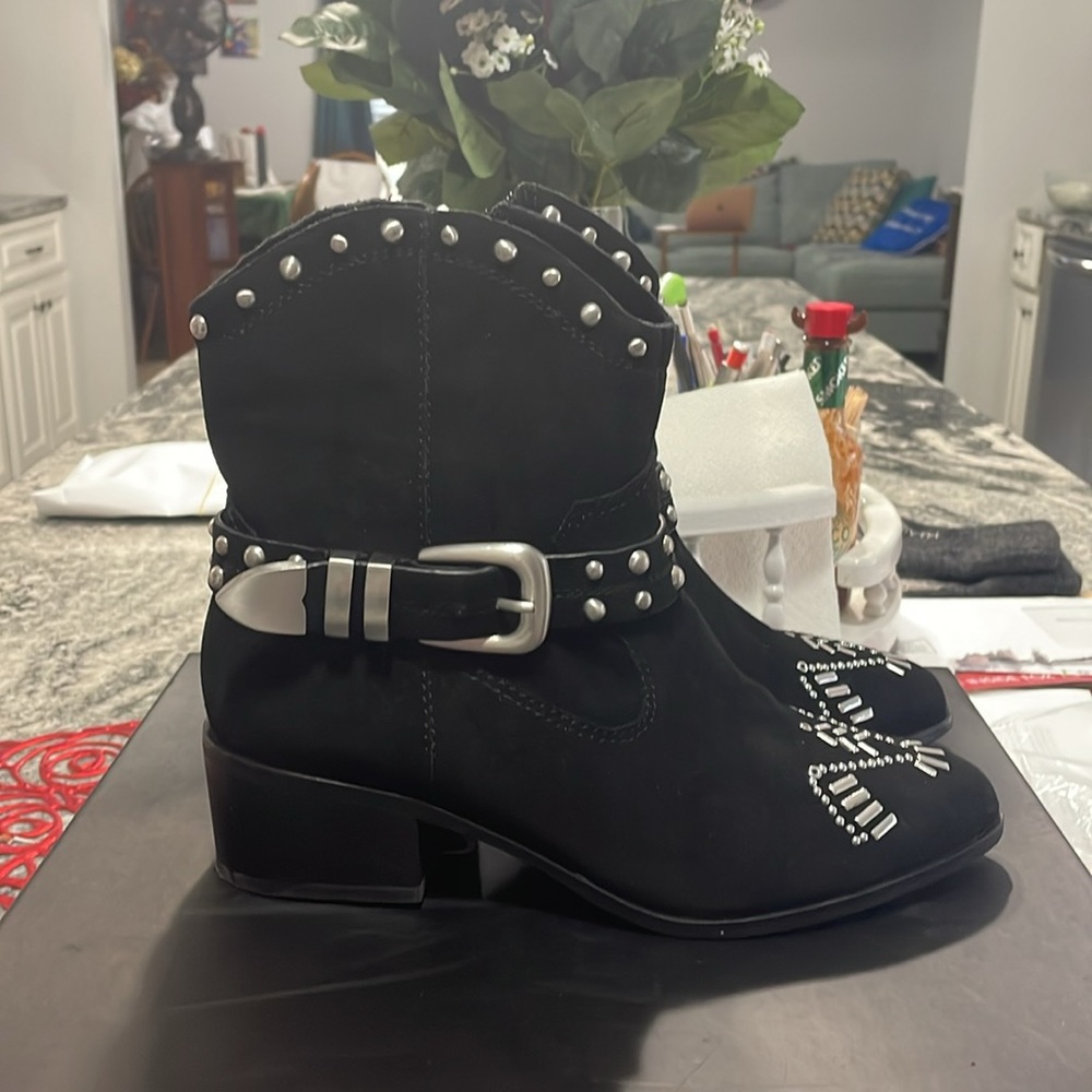 Euc Bcbgeneration Black Crosta Booties - image 3